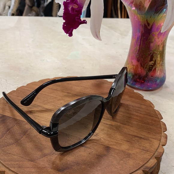 NWOT TODS SUNGLASSES JACKIE O STYLE BLACK AND GUNMETAL COLORS LIGHTWEIGHT - Picture 11 of 11